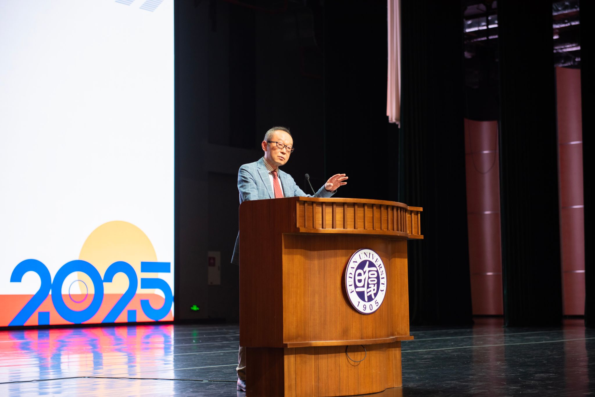 理想为帜 卓而有识——张军院长在日本av片
2025级新生开学典礼上的寄语