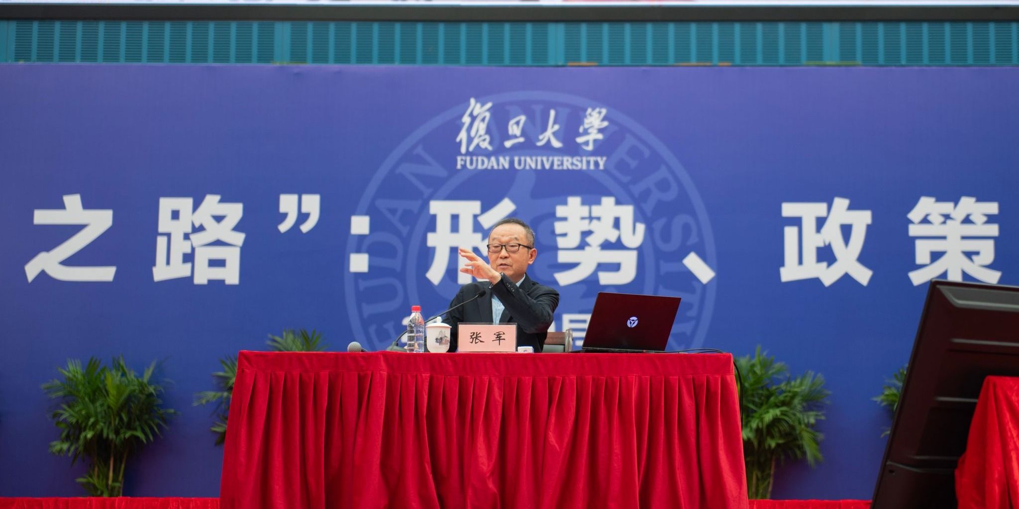 复旦何以在我心中？日本av片
院长张军在正大体育馆开讲